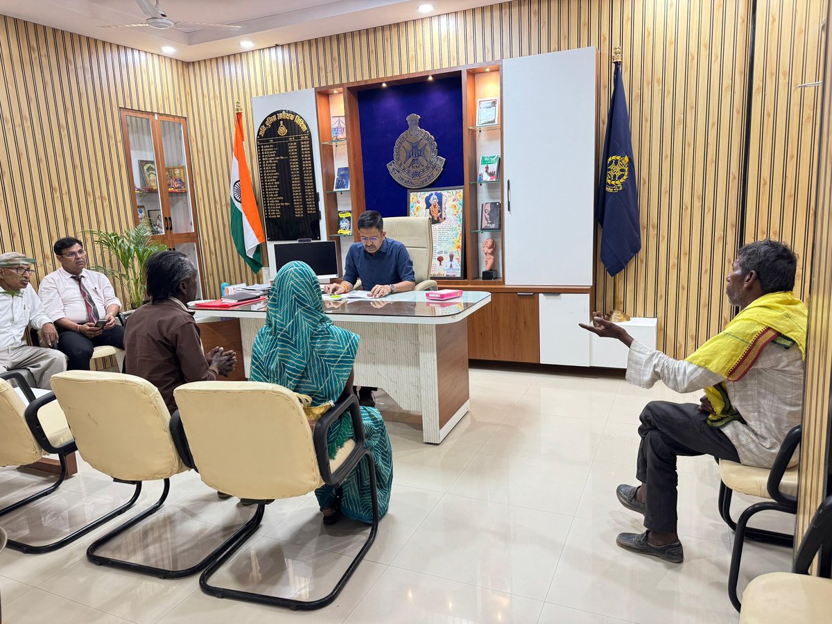 sp_vidisha's tweet photo. #विदिशा_पुलिस_पंचायत में वरिष्ठ नागरिकों के अहम मामलों की सुनवाई—50 बीघा जमीन के बावजूद बुजुर्ग महिला को मात्र ₹100 खर्च,विकलांग बेटे से विवाद में बुजुर्ग पिता परेशान, वहीं पड़ोसी द्वारा #सीनियर_सिटीजन को खेती से रोके जाने का मामला सामने आया।सभी में समझाइश व वैधानिक कार्रवाई की। https://t.co/syN1DVo4FC