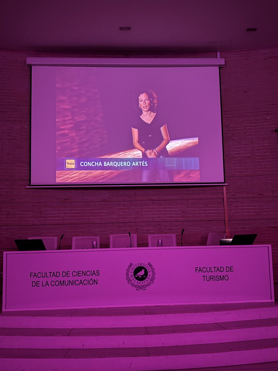eltinteromalaga's tweet photo. 🎬Comienza la proyección del X aniversario del programa Tesis de @canalsur, del que formó parte Concha Barquero.

➡️Forma parte del homenaje que se le está realizando en @ComuniFac, donde fue docente. 

#ConchaBarqueroUMA @InfoUMA #UMA #Eltinteromalaga #CanalSur #Televisión https://t.co/McpxbMnMSy