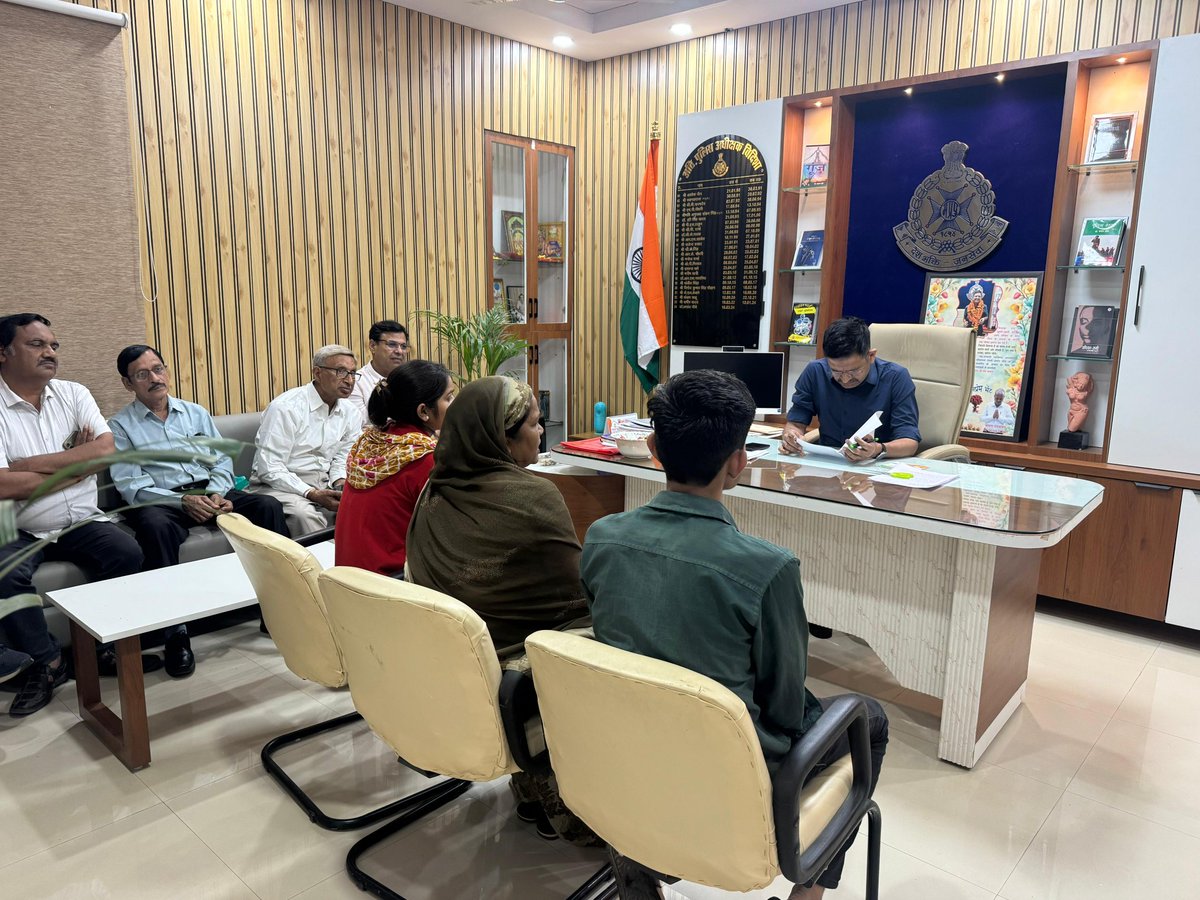 sp_vidisha's tweet photo. #विदिशा_पुलिस_पंचायत में वरिष्ठ नागरिकों के अहम मामलों की सुनवाई—50 बीघा जमीन के बावजूद बुजुर्ग महिला को मात्र ₹100 खर्च,विकलांग बेटे से विवाद में बुजुर्ग पिता परेशान, वहीं पड़ोसी द्वारा #सीनियर_सिटीजन को खेती से रोके जाने का मामला सामने आया।सभी में समझाइश व वैधानिक कार्रवाई की। https://t.co/syN1DVo4FC