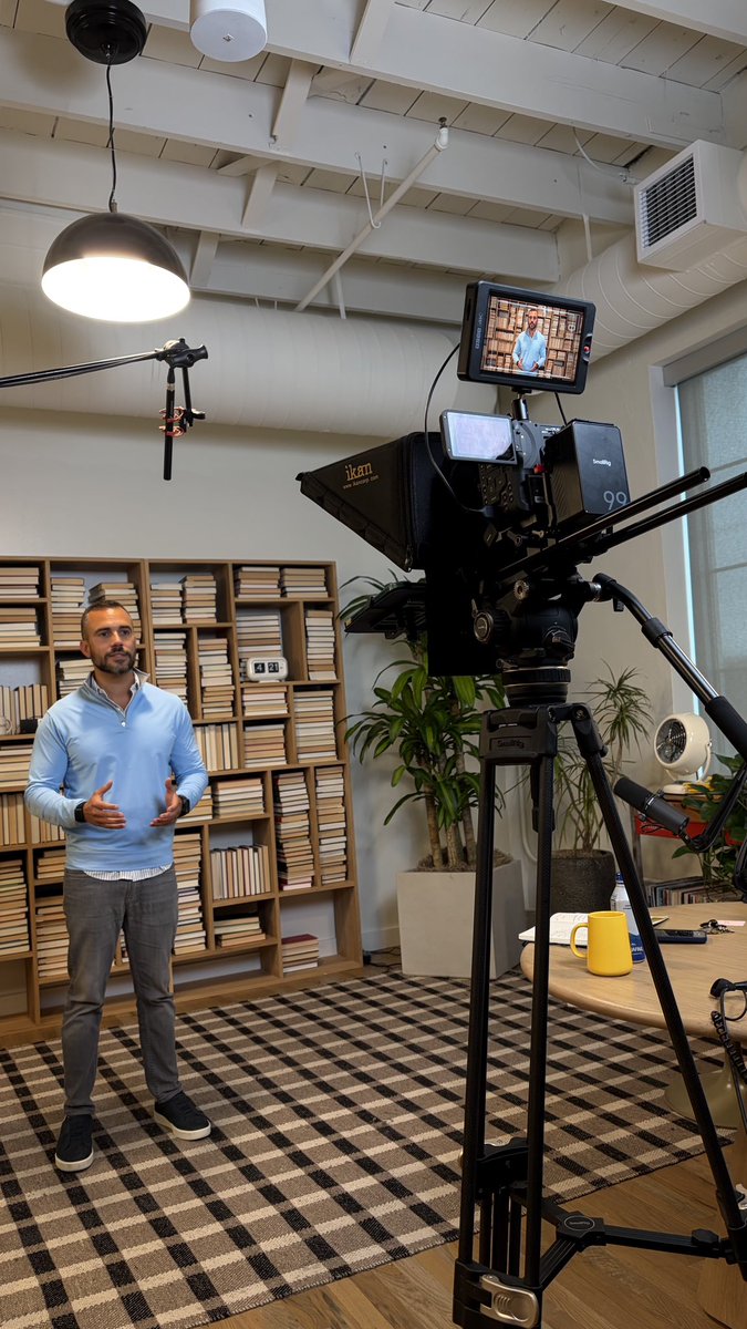 fgorordo's tweet photo. Filming some content at our @embarkwithus in-house studio. Have some cool things cooking ;) 
#embarkwithus #happyworks https://t.co/dF9lbio1Qx