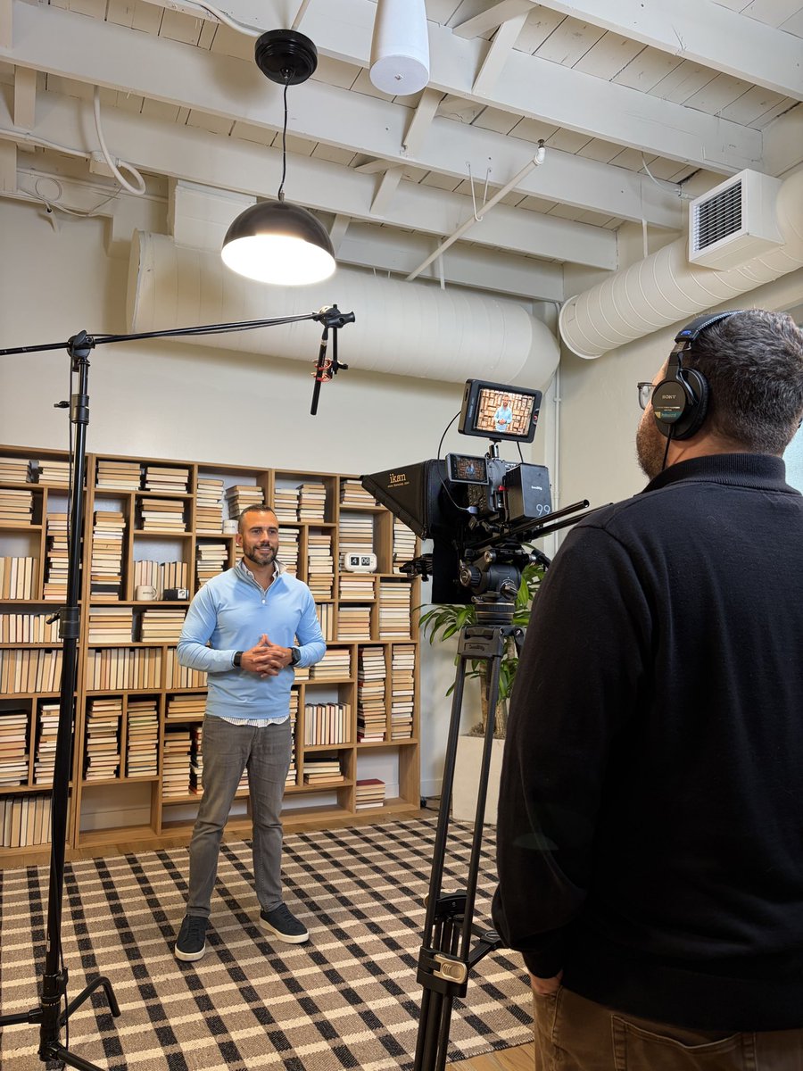 fgorordo's tweet photo. Filming some content at our @embarkwithus in-house studio. Have some cool things cooking ;) 
#embarkwithus #happyworks https://t.co/dF9lbio1Qx