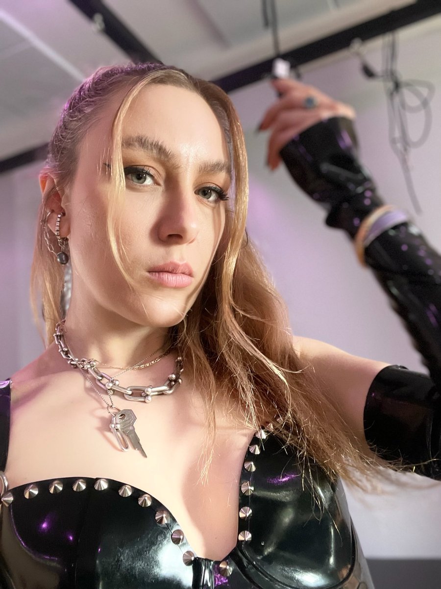 GODDESS ROXANNE tweet media