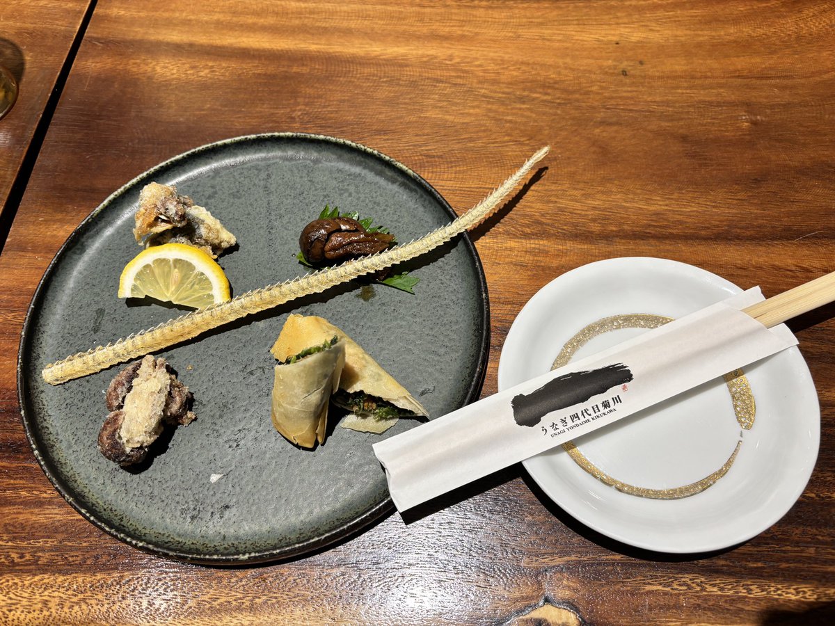 BarsThailand's tweet image. Private room dinner at Yodaime Kikukawa. She had the salmon and I had the eel. Both extremely delicious! 😋 It was her first time trying Asahi Beer too and enjoyed it! 🍺
#Japanesefood #Bangkok #Laos #Thailand #Asiangirl