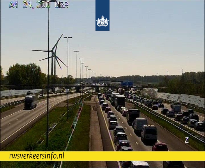 RWSverkeersinfo's tweet image. Op de #A4 sluit je op knp. Hofvliet aan in de file richting Den Haag. De linkerrijstrook is voor afslag Leidschendam dicht door een ongeval. We zijn nog tot 16.45 uur bezig met de afhandeling. Houd voorlopig rekening met ruim 45 minuten vertraging.