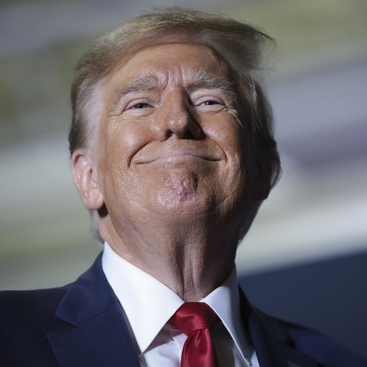 factpostnews's tweet image. Trump has reportedly told Tulsi Gabbard she must resign before the midterms.