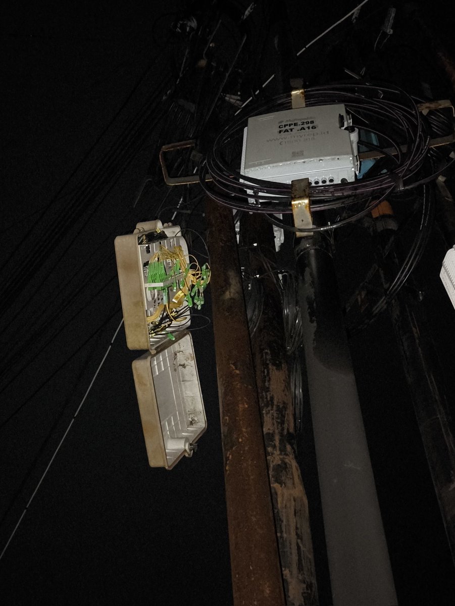 0alter0ego's tweet photo. Kelakuan teknisi lapangan @megavision_id 
Habis benerin wifi pelanggan pas siang, kotak di tiang dibiarin kebuka sampai malam ini. Udah chat orangnya cuma read doang. Chat cs ga ada kelanjutan ga ada yang datang buat benahi. TELEDOR + GAMAU TANGGUNG JAWAB 👍🏼 https://t.co/lpzTEmeqbK