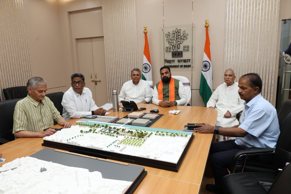 prabhatkhabar's tweet image. पटना: सम्राट कैबिनेट का बड़ा फैसला, 1500 महिला पुलिसकर्मियों को स्कूटी और 3200 पुलिसकर्मियों को मोटरसाइकिल देने का ऐलान. इसके लिए 66.75 करोड़ रुपये की मंजूरी. राजीव नगर में ERSS और पुलिस डाटा सेंटर भवन को स्वीकृति. निर्माण के लिए 172.80 करोड़ रुपये मंजूर.
#Patna #Bihar #Cabinet