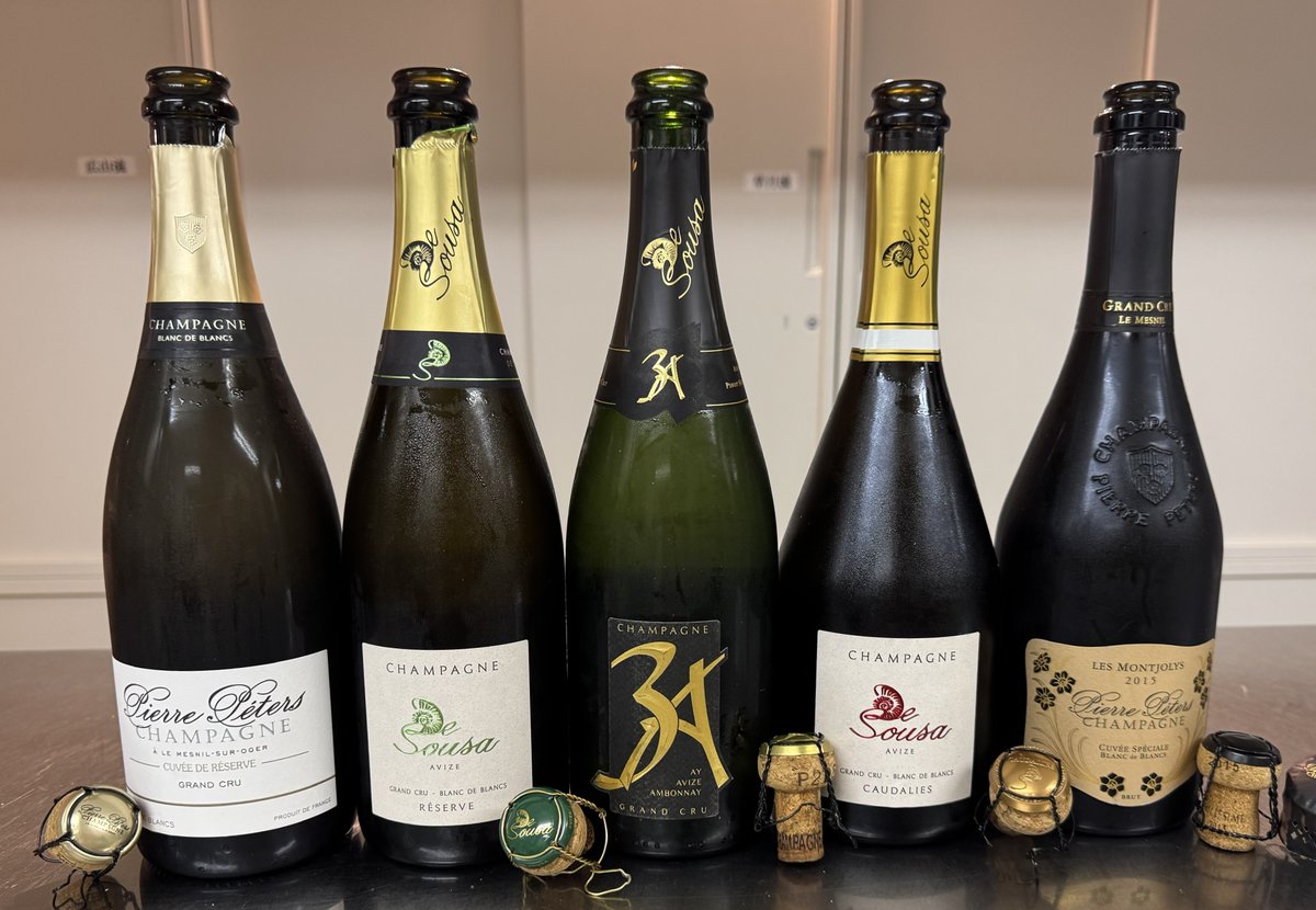 vin_fumiko's tweet photo. エリック当主が2023年に他界後ずっと気になっていた #DeSousa🍾 今春来日した3代目(エリックさんの娘&息子)からメゾンの最新情報を伺い安堵。今は亡きエリックさんの想いを #nhkcul の春季講座第1回に反映させシャルドネの聖地 #CotedesBlancs の #PierrePeters と比較🥂 #Champagne #winetostyle https://t.co/lhGH1N73dm