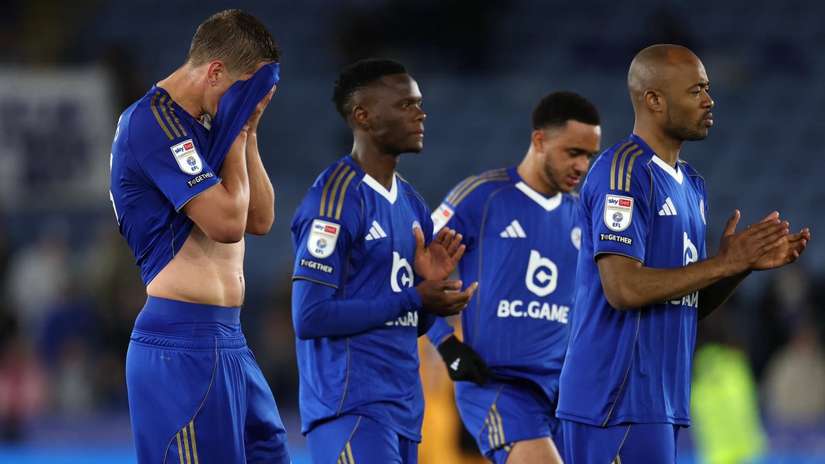 Ironia do destino: justamente no ano em que comemora dez anos do título da Premier League que chocou o mundo, o Leicester teve confirmado o rebaixamento à terceira divisão.

Mas como isso foi acontecer? 🧶