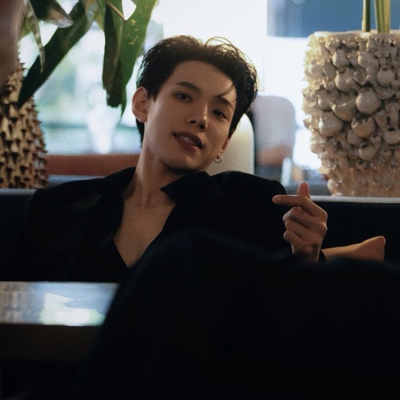 “มาเฟียฮ่องกงคนนั้น ไม่มีใครเคยเห็นหน้ามันมาก่อน
ได้ยินว่ามีนักสืบคนหนึ่งเคยถ่ายรูปมันไว้ได้ครั้งเดียว
ในวงการไม่มีใครกล้าต่อต้าน…กูว่าน่าแก่ระดับรุ่นพ่อแล้วละ”

“ไม่หรอก”

“…”

“หล่อดี”

“มึงเคยเห็นมันเหรอ”