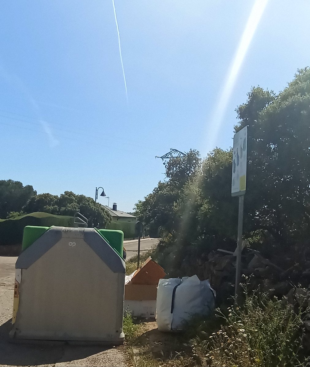 Contracturing's tweet photo. @VecinosLaNavata los socabones de charco de la hoya baten record sin rellenar los vecinos han puesto trozos de ladrillo picados desesperadamente y se pinchan ruedas. Además las papeleras rebosan...que sucede? https://t.co/RnOcjKB2U7