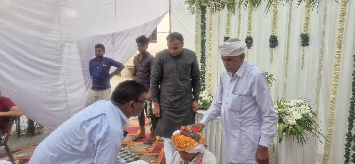 भारतीय जनता पार्टी कोंडली मंडल के वरिष्ठ कार्यकर्ता भाई हरीश सैनी जी की दादी चंद्रा देवी जी के निधन पर मेरी गहरी संवेदनाएं। 

शोक सभा का हिस्सा बनना भावनात्मक रूप से काफी भारी होता है