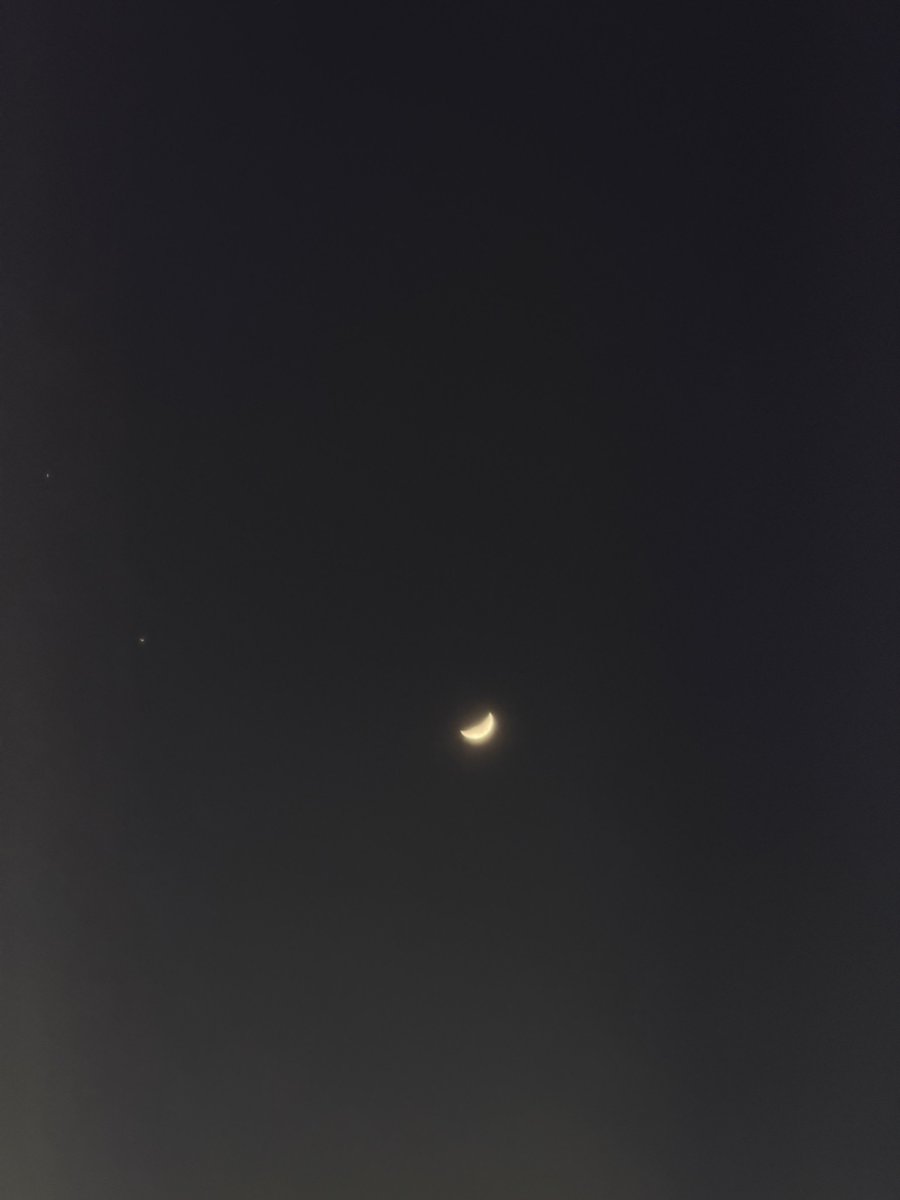 나 하늘사진 안 찍는데 오늘 진짜 예쁜 달님이.. 
마크가 찍어주던 하늘사진이 그리워(⸝⸝ʚ̴̶̷̆ ̯ʚ̴̶̷̆⸝⸝