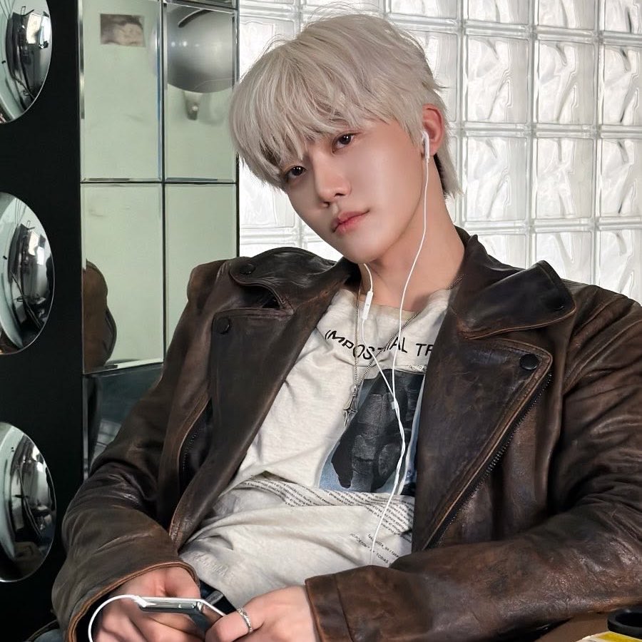 โปรดิวเซอร์กับนักร้องคนนี้แปลก ๆ นะ ดูตึงใส่กันตลอดเลย แต่ตอนอัดเพลงดันเข้าขากันดี รู้จังหวะไปหมด หรือมึงว่าเขามีความหลังอะไรกันป่าววะ?