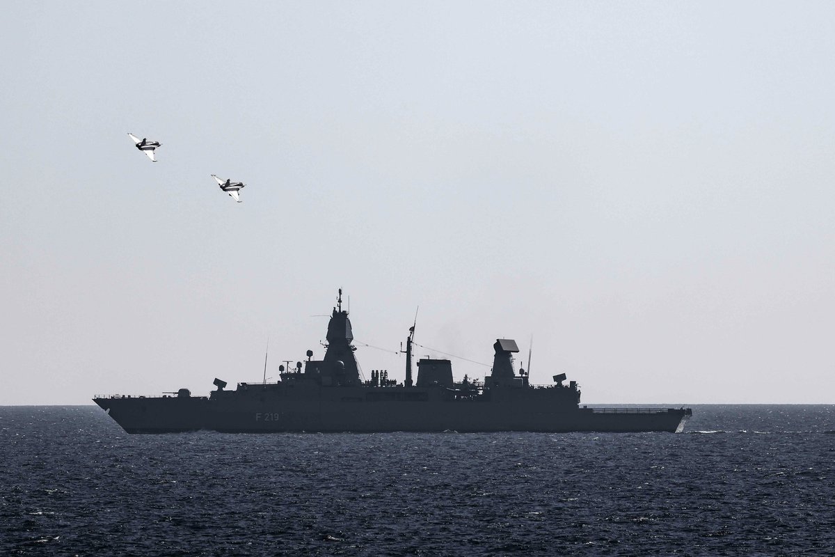NATO_MARCOM's tweet image. Air defence in action over the #BalticSea🌊✈️
🇫🇷 Rafale aircraft operating alongside #NATO #SNMG1 ships
🎯Tracking &amp;amp; responding to aerial threats in real time
🤝Seamless coordination across air and sea
Allies working together to strengthen deterrence and protect NATO airspace