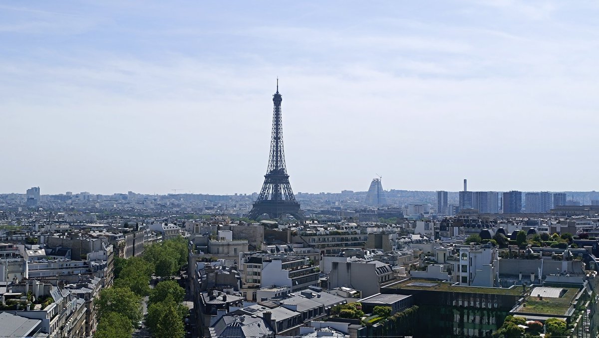 BenjaminRandow2's tweet photo. Paris depuis le sommet de l'arc de Triomphe de l'étoile. Un des plus beaux paysages urbains du monde, quoi qu'on en dise... https://t.co/rS1KonUGrj
