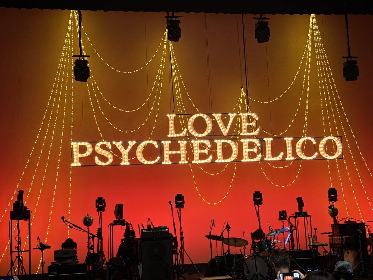 LOVE PSYCHEDELICO 活休前最後のライブ

KIMI「25年の旅ありがとう。またどこかで会えるといいね！」
NAOKI「KUMIと2人きりで始めたこと。いつのまに好きなバンドメンバー、スタッフ、観客ばかりになっていた」
最後に2人の熱いハグ。

センチメンタルではなく、「いつか」への希望が残った。