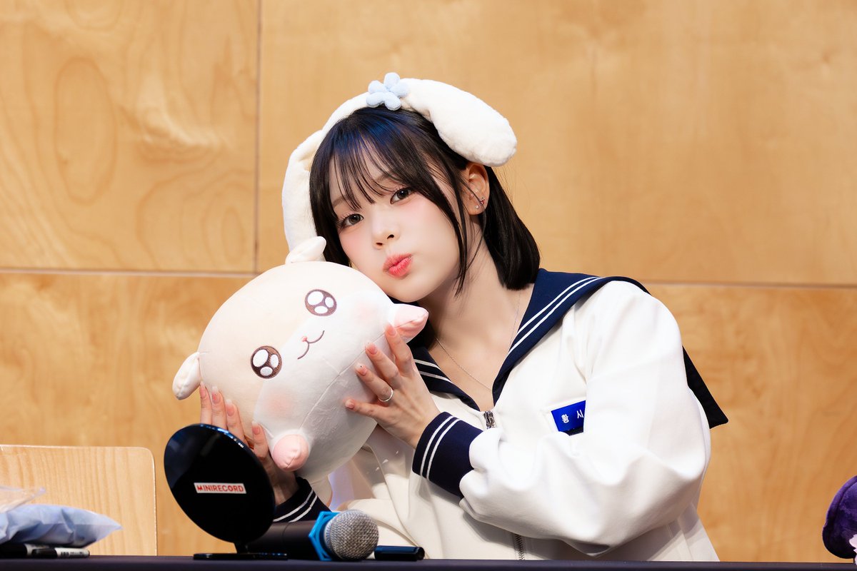 firstlove_csr's tweet photo. 260410 미니레코드 대면팬사인회 시현😍

#첫사랑 #CSR 
#시현 #SIHYEON https://t.co/cM0heLlNU9