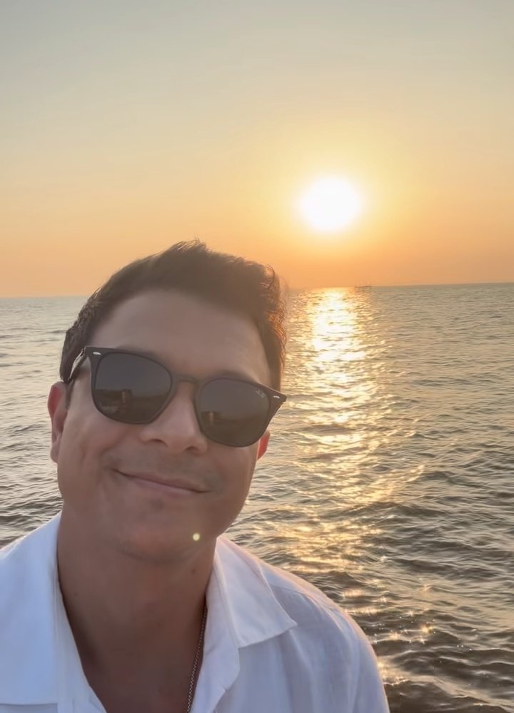 Jericho Rosales.  

Muka sama je macam drama dia dulu, Pangako Sa Yo dan Sanay Wala Nang Wakas walaupun drama ni dah lebih 20 tahun berlalu 🤧🥹