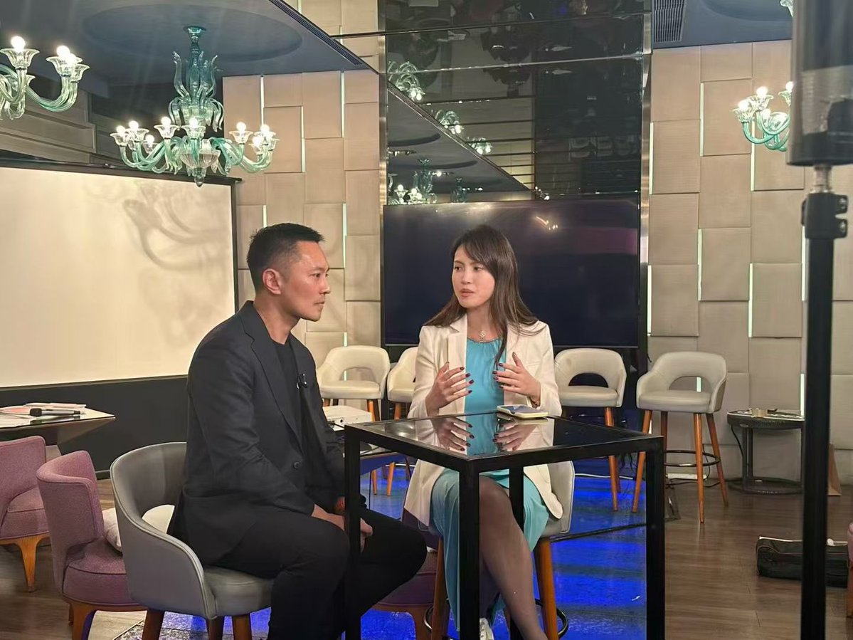 Lucia郑大钱@BTV tweet media