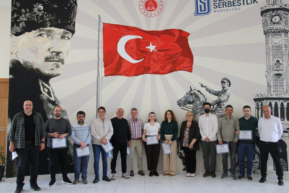 candeveci_'s tweet photo. İzmir Denetimli Serbestlik Müdürlüğü personeli olarak, Sağlıklı Hayat Akademisi (SAHA) kapsamında düzenlenen Sağlık Elçileri Akademi Eğitimine katılım sağladık.

İzmir Denetimli Serbestlik Müdürlüğü bünyesinde gerçekleştirilen, toplam 3 oturumdan oluşan ve her hafta bir gün olacak şekilde 3 hafta süren bu eğitim programında, 24 personelimiz sağlıklı yaşam, beslenme, bağımlılıkla mücadele ve yaşam kalitesinin artırılmasına yönelik önemli bilgiler edindi.

Toplum sağlığını koruma ve geliştirme yolunda bilinçli bireyler yetiştirmeye katkı sunmaya devam ediyoruz.

@ctekurumsal 
@izmirvaliligi 
@aliyeldann 
@izmir_cbs 
@izmirilsaglik 
@izmirdsm