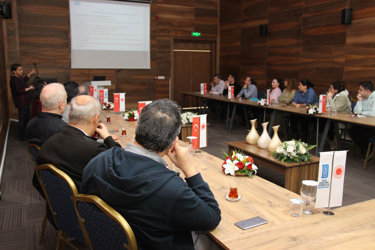 candeveci_'s tweet photo. İzmir Denetimli Serbestlik Müdürlüğü personeli olarak, Sağlıklı Hayat Akademisi (SAHA) kapsamında düzenlenen Sağlık Elçileri Akademi Eğitimine katılım sağladık.

İzmir Denetimli Serbestlik Müdürlüğü bünyesinde gerçekleştirilen, toplam 3 oturumdan oluşan ve her hafta bir gün olacak şekilde 3 hafta süren bu eğitim programında, 24 personelimiz sağlıklı yaşam, beslenme, bağımlılıkla mücadele ve yaşam kalitesinin artırılmasına yönelik önemli bilgiler edindi.

Toplum sağlığını koruma ve geliştirme yolunda bilinçli bireyler yetiştirmeye katkı sunmaya devam ediyoruz.

@ctekurumsal 
@izmirvaliligi 
@aliyeldann 
@izmir_cbs 
@izmirilsaglik 
@izmirdsm