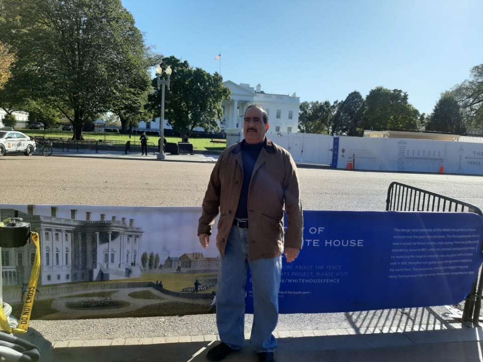 الوقوف امام البيت الأبيض (بالإنجليزية: The White House) هو المقر الرسمي ومكان العمل لرئيس الولايات المتحدة الأمريكية. يقع المبنى في شارع بنسلفانيا 1600 شمال شرق واشنطن .