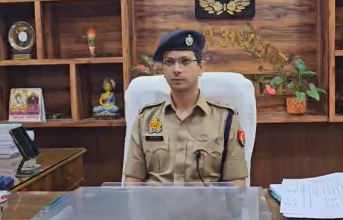 bstvlive's tweet image. महराजगंज: एसपी शक्ति मोहन अवस्थी घायल

➡लकड़ी का स्ट्रक्चर गिरने से हादसा
➡एसपी के सिर पर 8 टांके भी लगे
➡खून से लथपथ अस्पताल पहुंचे एसपी
➡टांके लगने के बाद आवास पहुंचे एसपी 

#Maharajganj #Accident #UttarPradesh @maharajganjpol