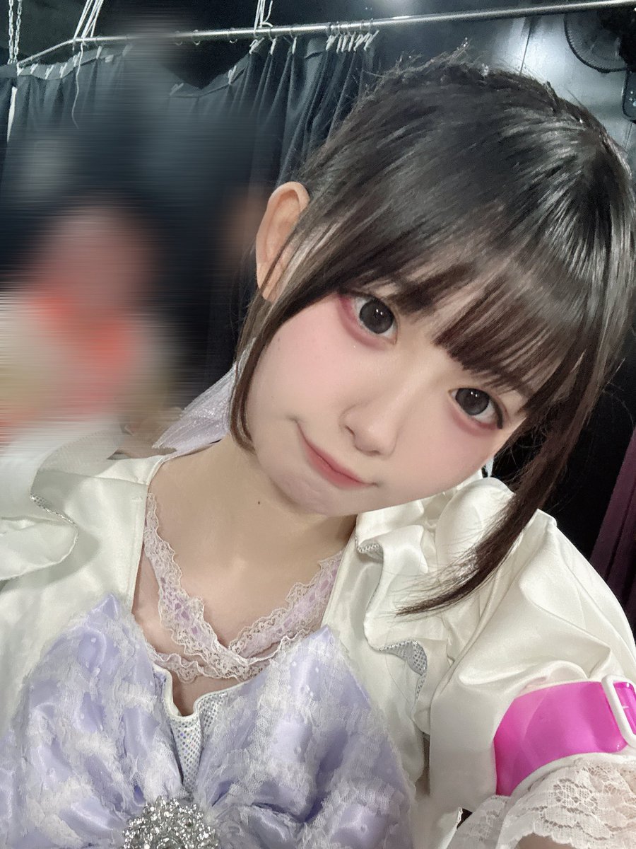 本日のライブありがとうございました~>⩊<♡⸝·⸝⋆꙳
髪型頑張ったんだけど見えてない~~૮ .  ̫ .｡ ა
まとめ髪してみたの大人っぽく👶🏻
えいるんモザイク貫通してくる笑
明日はナンバーゲートさんで定期公演とフリーライブ♩♩