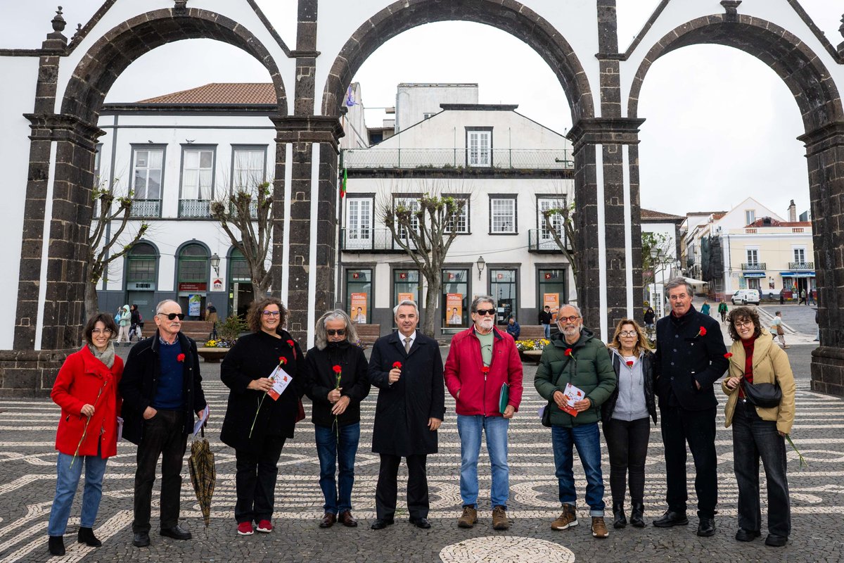 CMPontaDelgada's tweet image. ➡️ O Presidente da #CMPD sublinhou a importância de celebrar o Revolução de 25 de Abril como forma de salvaguardar os valores da democracia, da liberdade de pensamento e de expressão.

Leia mais: pontadelgada.city/4cEsuJQ

#pontadelgada #25deAbril