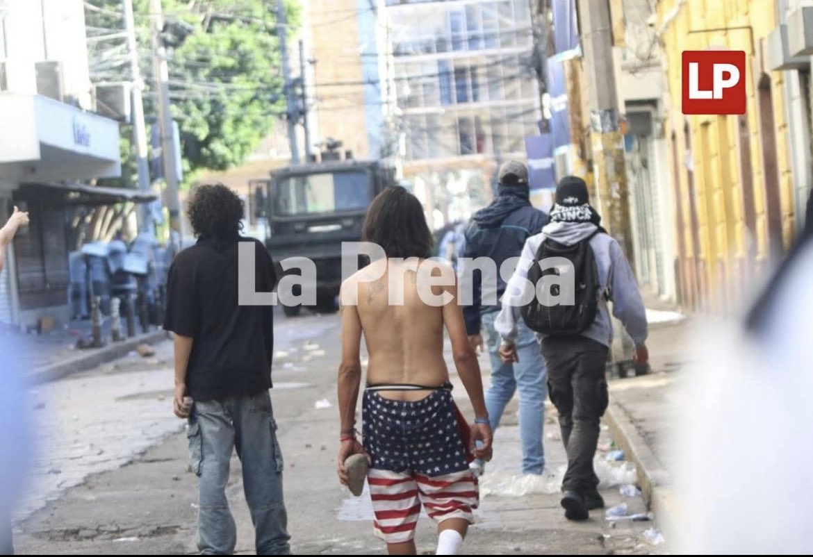 Estos NO son estudiantes, son vándalos, antisociales, oportunistas, y retrógrados, peones de un juego de poder de una izquierda fracasada.