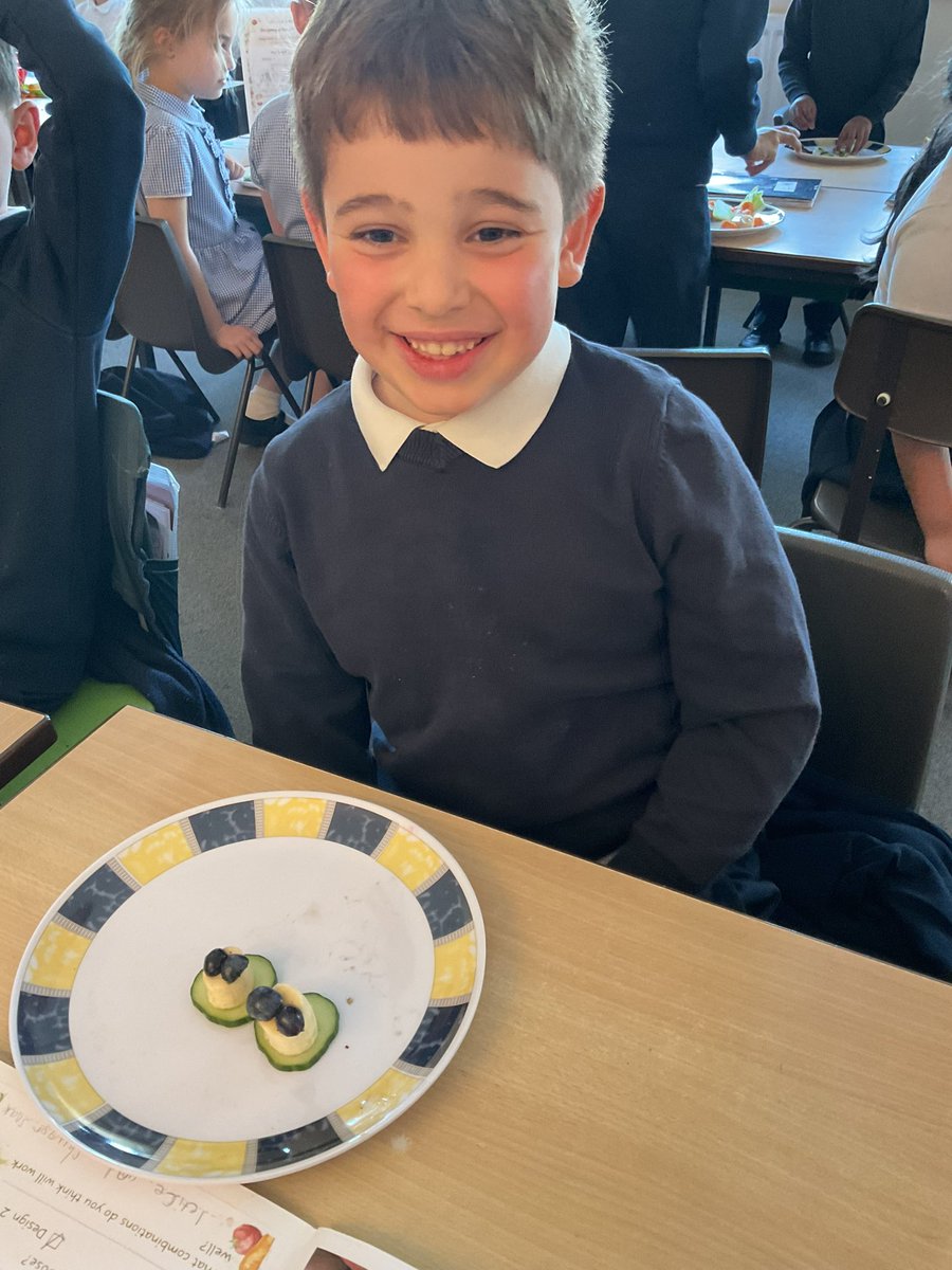 StanleyGrovePri's tweet image. Today Year 2 prepared their salads and enjoyed eating them in the sun! #stgrovedt