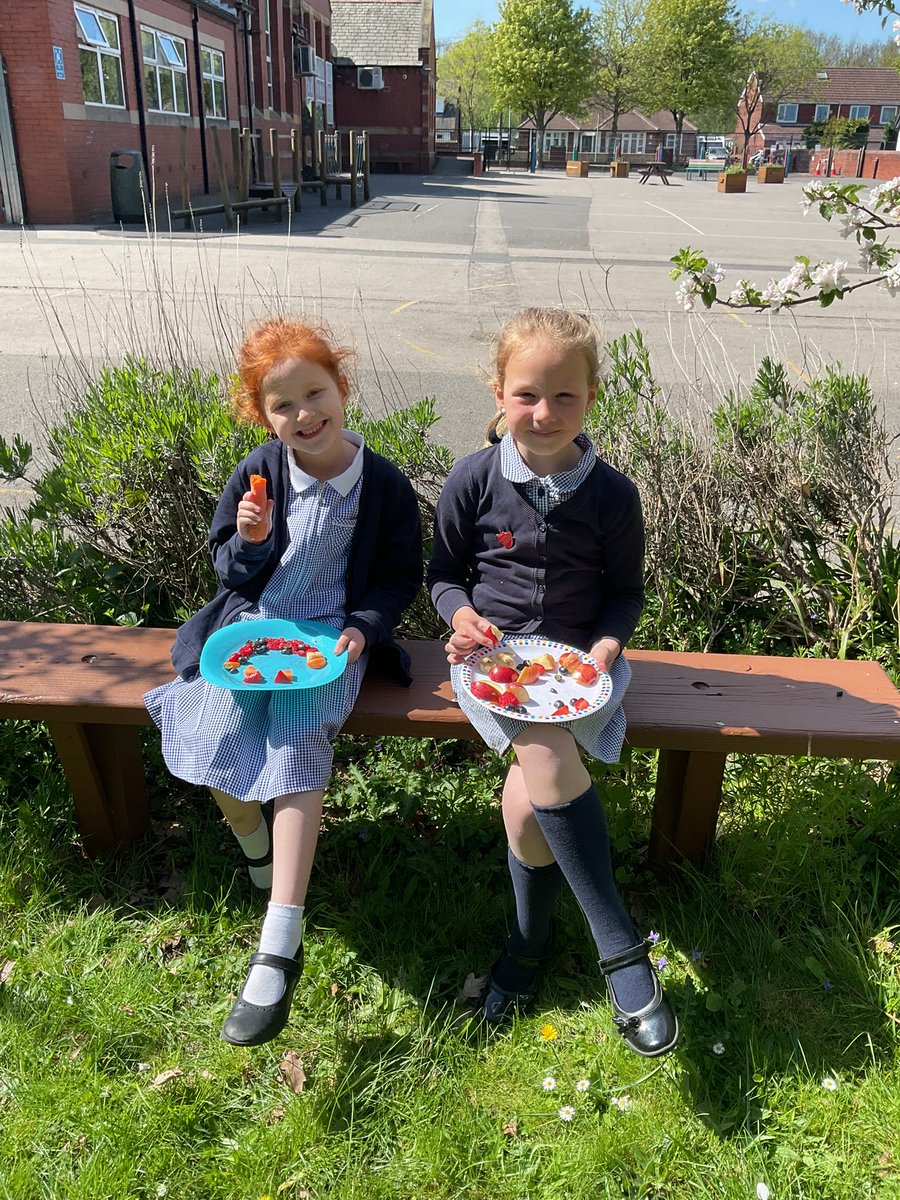 StanleyGrovePri's tweet image. Today Year 2 prepared their salads and enjoyed eating them in the sun! #stgrovedt
