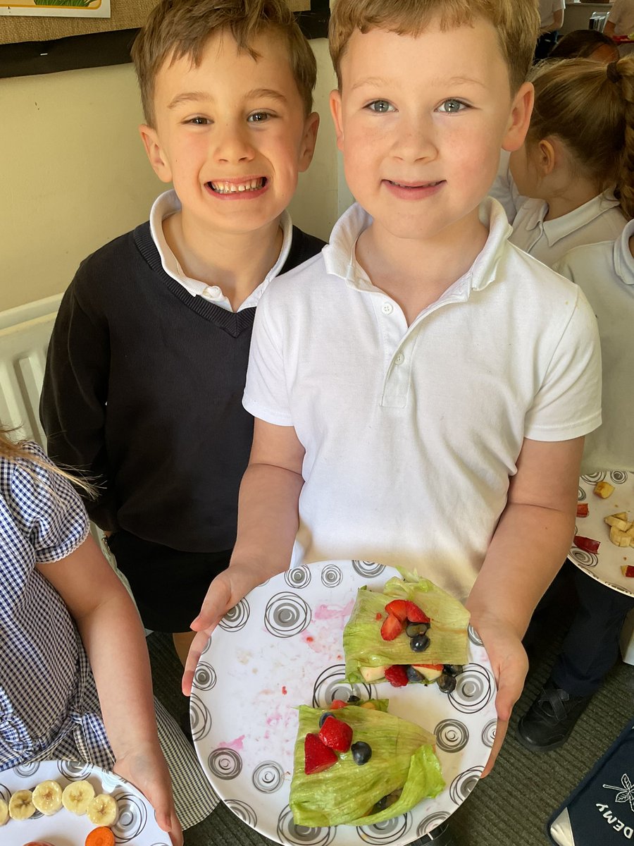 StanleyGrovePri's tweet image. Today Year 2 prepared their salads and enjoyed eating them in the sun! #stgrovedt