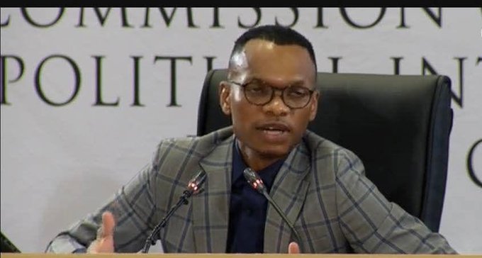 Is your name Gareth Mnisi ? Yes, but can I comment chair ?, ya this is a legend 🙆🏽‍♀️😂😂#MadlangaCommission