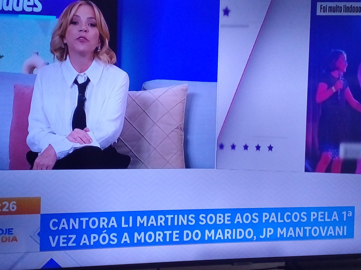 O programa que tô assistindo que não aguento olhar pra cara daquela ordinária dá Ana Paula #HojeEmDia