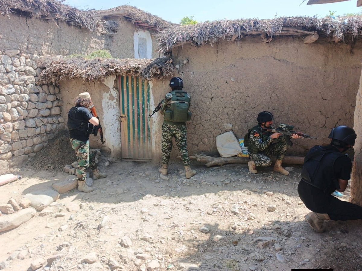 KPCornr's tweet image. Joint search and strike operation conducted in central Kurram’s Dogar area; several suspects detained to ensure peace and security.

#Kurram #KpPolice #PakArmy