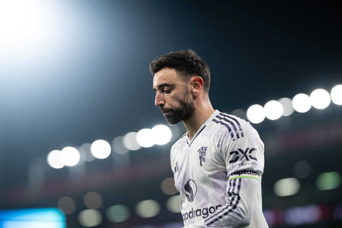 utdreport's tweet image. #mufc figures have made it clear to Bruno Fernandes that they do not want him to leave under any circumstances.

Fernandes has been told by United’s decision-makers that they see him at the centre of a successful United side.

Sources believe the mid-season approach has partly