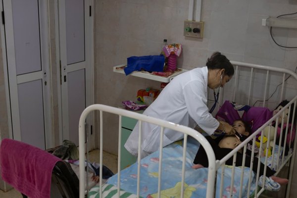 BohemiaCuba's tweet image. Una paciente pediátrica es atendida mientras su familia enfrenta viajes constantes y escasez de recursos en medio de un sistema sanitario tensionado por el bloqueo. 
Te contamos la historia en #Bohemia 
l1nq.com/xjtyylh