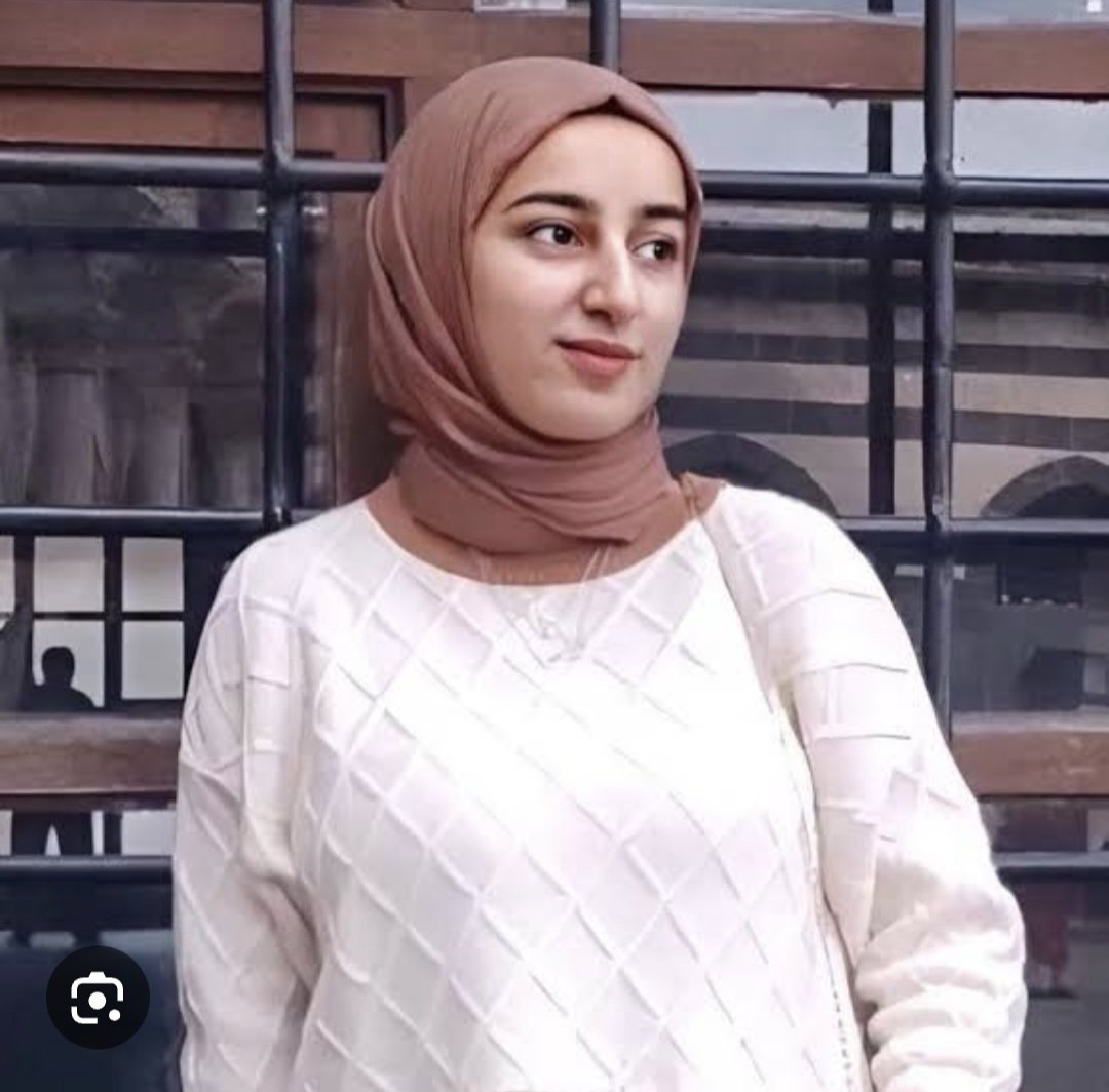 MResiyan's tweet photo. Gecenin sessizliğini dinliyorum 
Solan çiçekleri, kanadı kırık kuşları,
Gülüşleri yaralı çocukları,
Acılı anneleri,yakılan sevdaları
Med Reşîyan 
#ŞiirMedReşiyan #medreşiyanşiirleri #takipçi #keşfet
#Rojinkabaiş https://t.co/Yn8Y8YaUdK