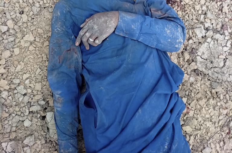 alwihdainfo's tweet image. #Tchad : la famille d’Hissein Abakar, retrouvé mort le 17 avril 2026 à N’Djamena avec notamment les parties génitales ligotées et des balles dans la tête, dénonce un crime violent et réclame justice. Elle affirme que la victime a été torturée avant d’être tuée et critique la