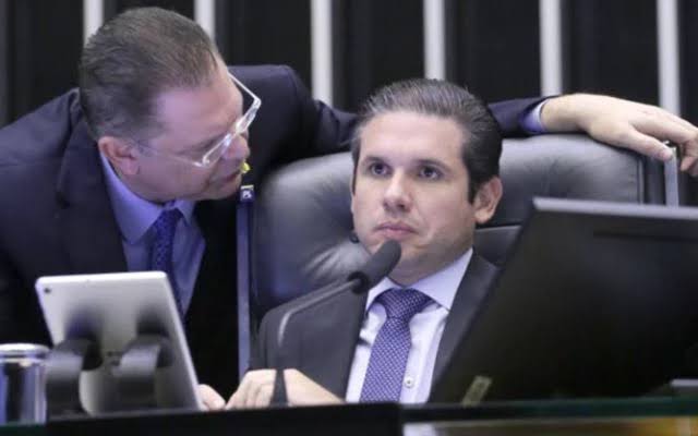 ATENÇÃO!!! Base bolsonarista se prepara pra votar projeto de ENTREGA DE TERRAS RARAS AOS EUA, colocando emendas que favorecem empresas estrangeiras!!

Hugo Motta quer apresentar o projeto HOJE!!

Lula sugeriu que as terras raras sejam ESTATIZADAS mas o bolsonarismo quer ENTREGAR