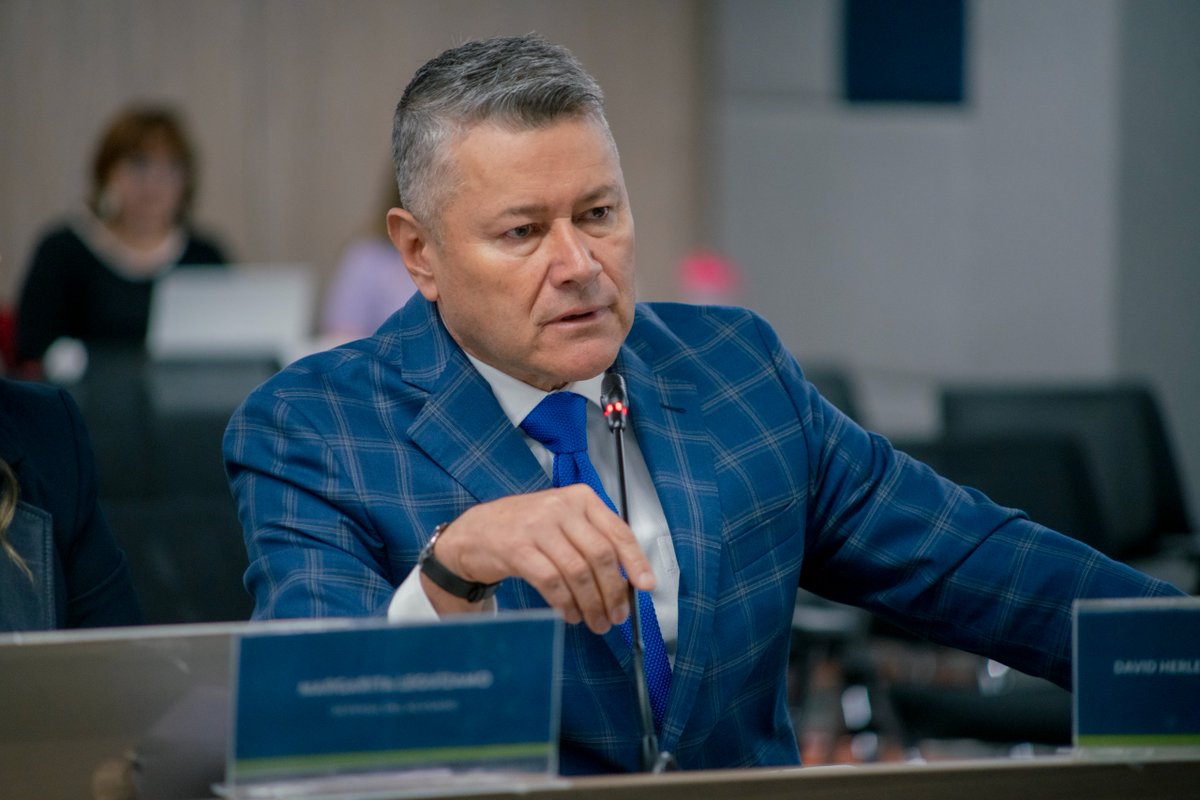 JEP_Colombia's tweet photo. #Recordemos que el coronel retirado fue acusado por la @UIA_JEP ante la Sección de Ausencia de Reconocimiento de Verdad (SARV) de la JEP como coautor y coautor mediato de los delitos de homicidio en persona protegida, desaparición forzada y tratos inhumanos y degradantes. Estas conductas, calificadas como crímenes de guerra y de lesa humanidad, se relacionan con hechos ocurridos cuando se desempeñó como comandante del Batallón de Contraguerrillas N.° 79.
