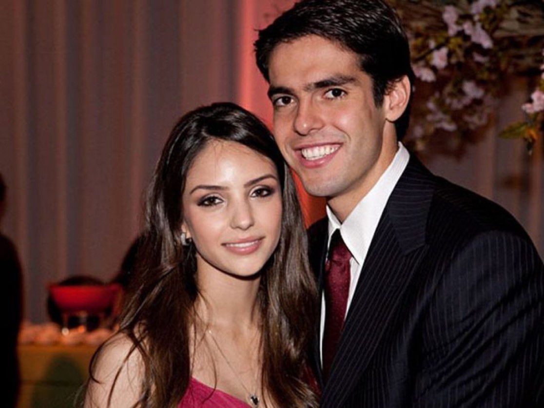 RobertoBonafont's tweet photo. Kaká: “Hice todo lo que pude para salvar mi matrimonio, pero aprendí algo: no puedes obligar a alguien a quedarse contigo si ya ha decidido irse.

En 2015, mi esposa me dijo que ya no quería estar casada. Me aferré a la idea de luchar por nosotros, de demostrarle que podíamos reconstruir nuestra relación. Leí un libro que sugería un desafío de 40 días para recuperar a tu pareja; lo hice dos veces. Regalos, cartas, sorpresas inesperadas… pero al final, ella seguía repitiendo: ‘Ya no quiero esto.’

Fue un golpe duro. Como cristiano, el divorcio nunca formó parte de mis planes. La Biblia dice que el matrimonio es para siempre, pero ¿qué haces cuando la otra persona ya no quiere continuar? Luché hasta el último momento, hasta que entendí una cosa esencial: el amor no se puede forzar. Amar es elegir a alguien todos los días. Y si alguien deja de elegirte, tienes que aprender a soltar.”