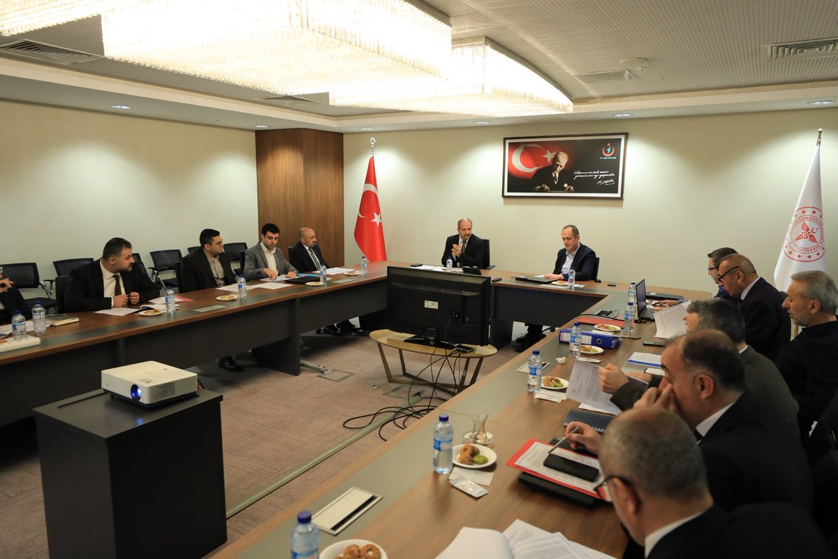 sagliksen's tweet photo. 📍Sağlık Bakanlığı ile Sağlık-Sen arasında gerçekleştirilen 2026 yılının ilk Kurum İdari Kurulu (KİK) Toplantısı'nda, sağlık profesyonellerinin birçok talebi gündeme getirildi.

📌Toplantıda, gece saatlerinde tutulan nöbetlere yönelik uygulama ve hesaplama noktasında sorunlar yaşandığı belirtildi. 

📌Ayrıca, nöbet ücretlerinin günümüz ekonomik şartlarını karşılayacak şekilde artırılması talep edildi.
⤵️
https://t.co/uUzTZ3qDzj
