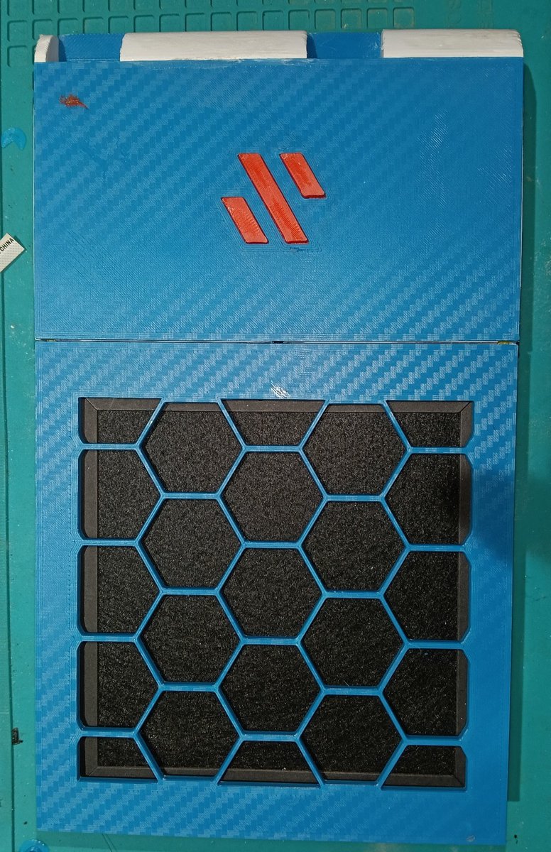 PenpenNisiki's tweet image. #3Dプリンター
#Voron の #エアークリーナー
#CenturionCarbon2 用の高性能フィルターを使用する

PM2.5やウイルス🦠も除去出来るレベルだとか

なぜ必要か?
プラスチックを熱で柔らかくする過程で有害ガスが出るので、それを除去する為の空気清浄機って訳だね。

さてペンギン設計しよう？