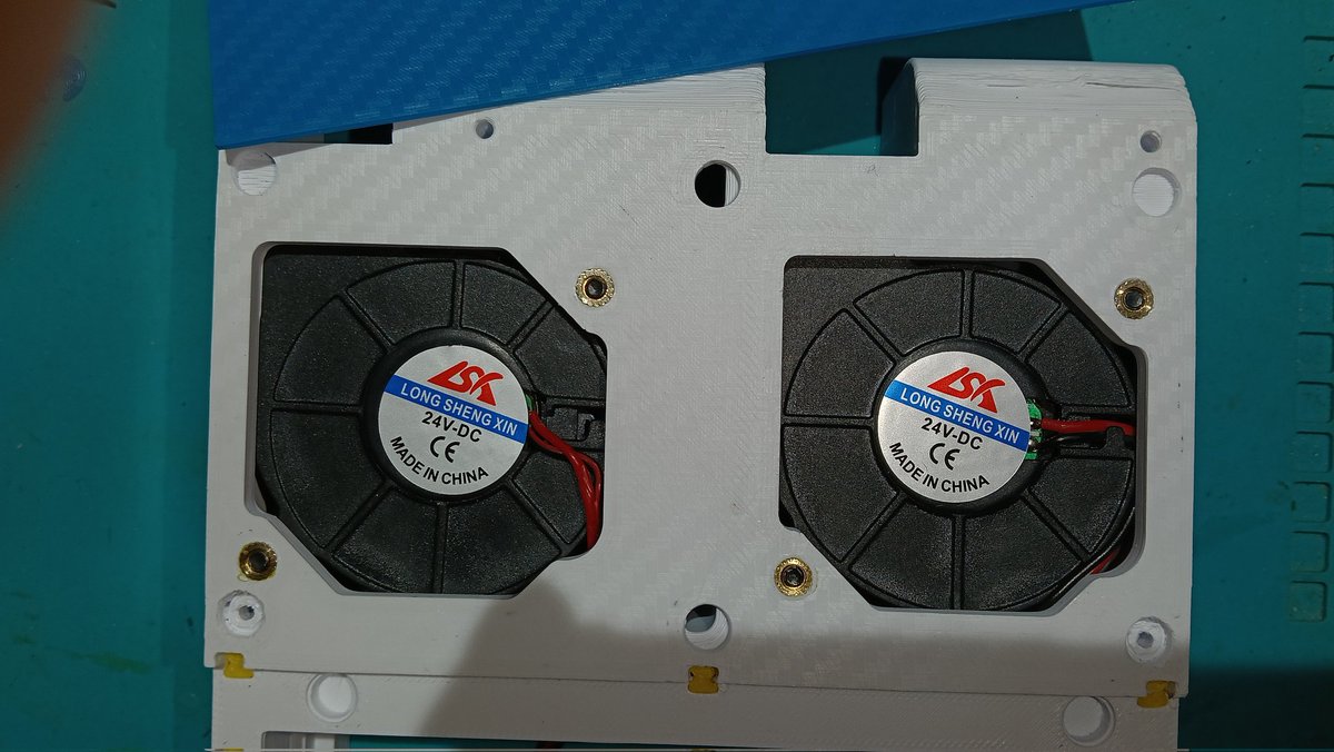 PenpenNisiki's tweet image. #3Dプリンター
#Voron の #エアークリーナー
#CenturionCarbon2 用の高性能フィルターを使用する

PM2.5やウイルス🦠も除去出来るレベルだとか

なぜ必要か?
プラスチックを熱で柔らかくする過程で有害ガスが出るので、それを除去する為の空気清浄機って訳だね。

さてペンギン設計しよう？