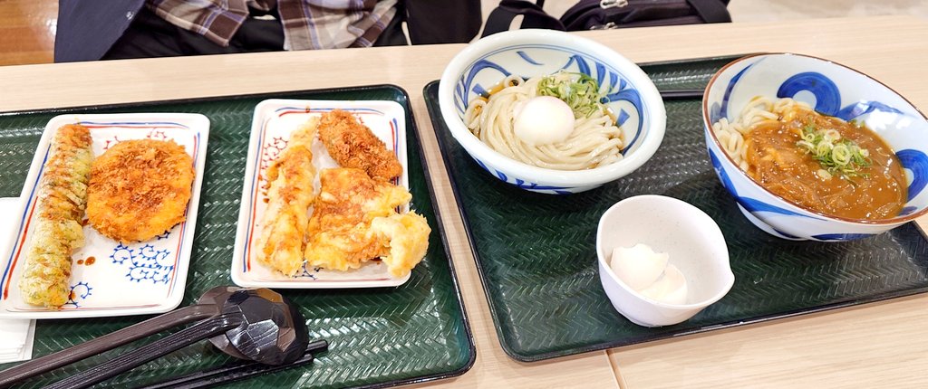 飯友さんとランチ～(* 'ᵕ' )
普段行けない店とか行った事ない所に連れてってくれるから嬉しい(*´艸｀*)
しかもご馳走(ｱﾘｶﾞﾄｳｺﾞｻﾞｲﾏｽ❤️)

あと駄菓子貰ったー！
とり焼きさん太郎初めて見た！
個人的にはのし梅さんが好き♡