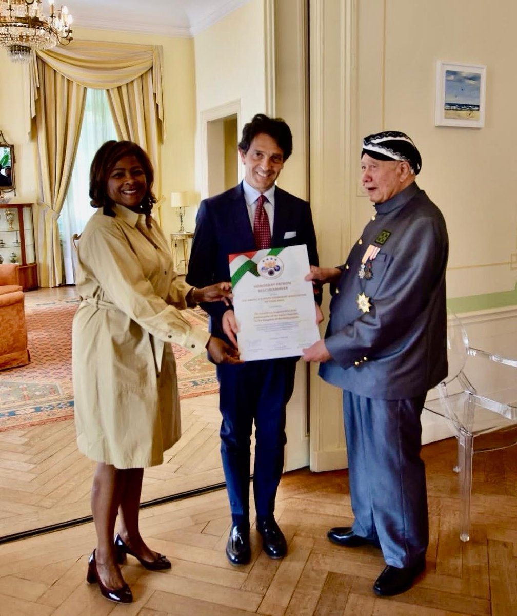 ItalyInTheNL's tweet photo. L'Ambasciatore Massari riceve il certificato di patrono della “America Europe Friendship Association”.

Ambassadeur Massari onvangt certificaat beschermheer van de “America Europe Friendship Association". https://t.co/YMdgvAztPh