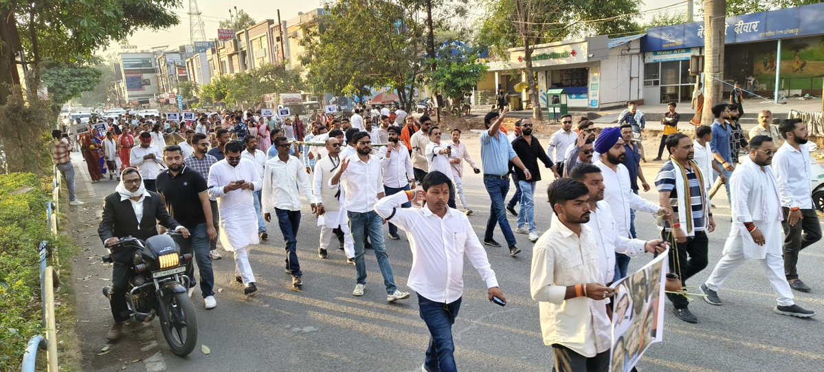 BjpBharatsingh's tweet image. 📍 अम्बिकापुर

नारी शक्ति के अपमान और विकास विरोधी राजनीति के खिलाफ आम जनता का गुस्सा फूट पड़ा। इसी क्रम में अंबिकापुर में पी.जी. कॉलेज से घड़ी चौक तक एक विशाल आक्रोश रैली का आयोजन किया गया। 

जय भाजपा | जय छत्तीसगढ़ 🇮🇳
#BJP4India #BharatiyaJanataParty #BJP4IND #BJPGovernment